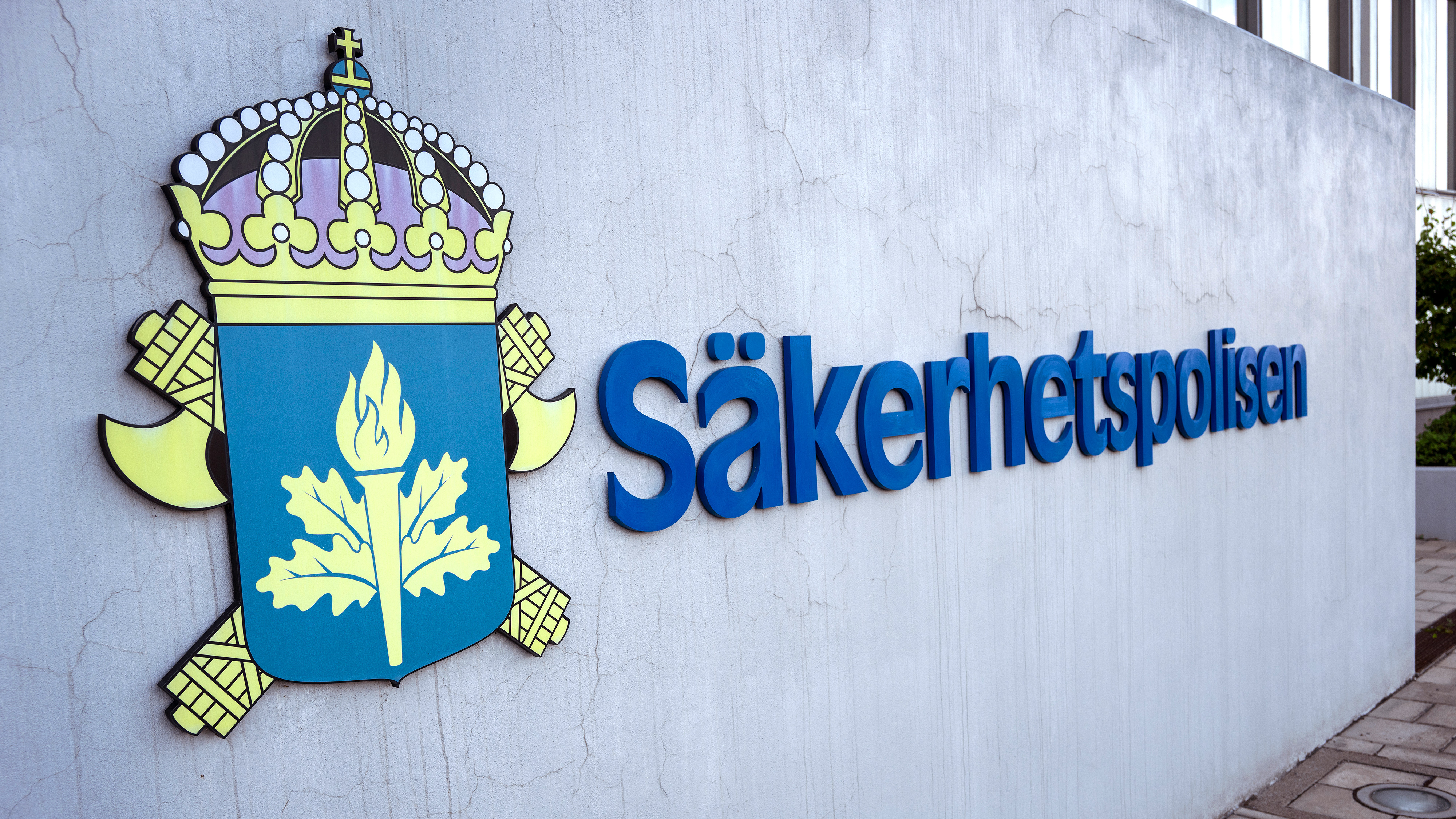 Säkerhetspolisens emblem och namn syns på en yttervägg.