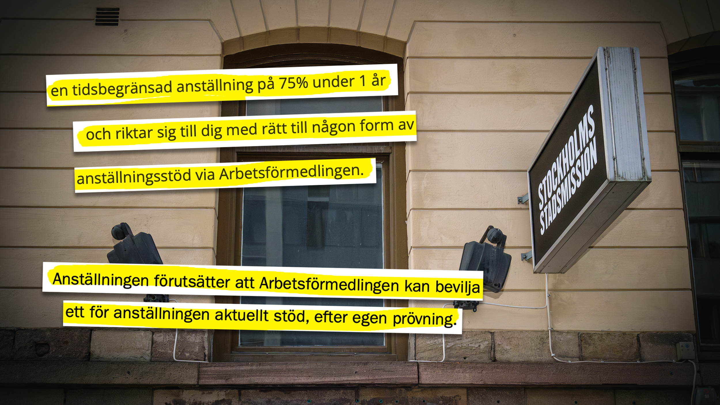 Husfasad med en skylt där det står ”Stockholms stadsmission”. Över ligger urklippta rader från två platsannonser.