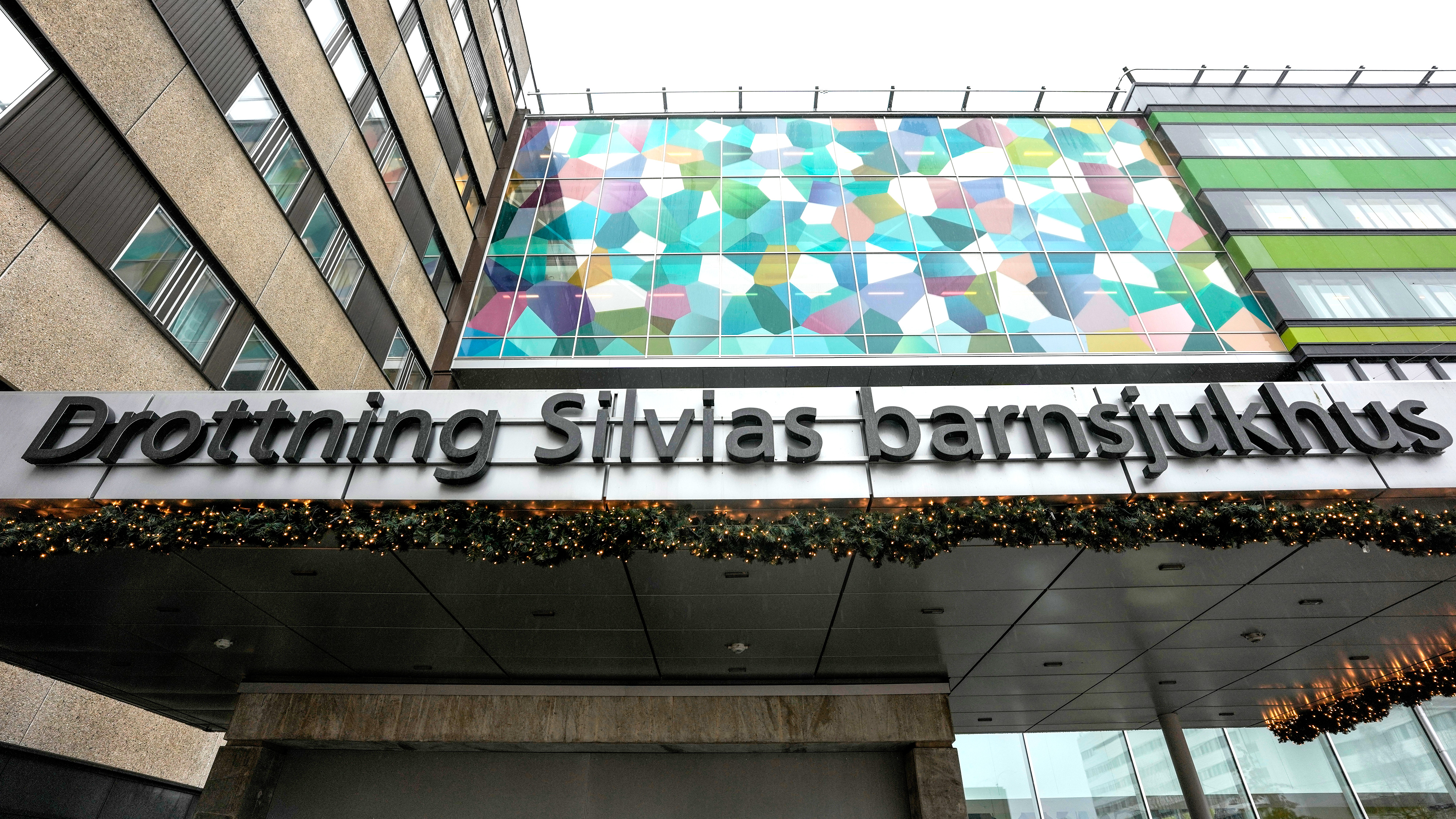 Ingången till Drottning Silvias barnsjukhus med en glasfasad som har ett geometriskt mönster i flera färger.