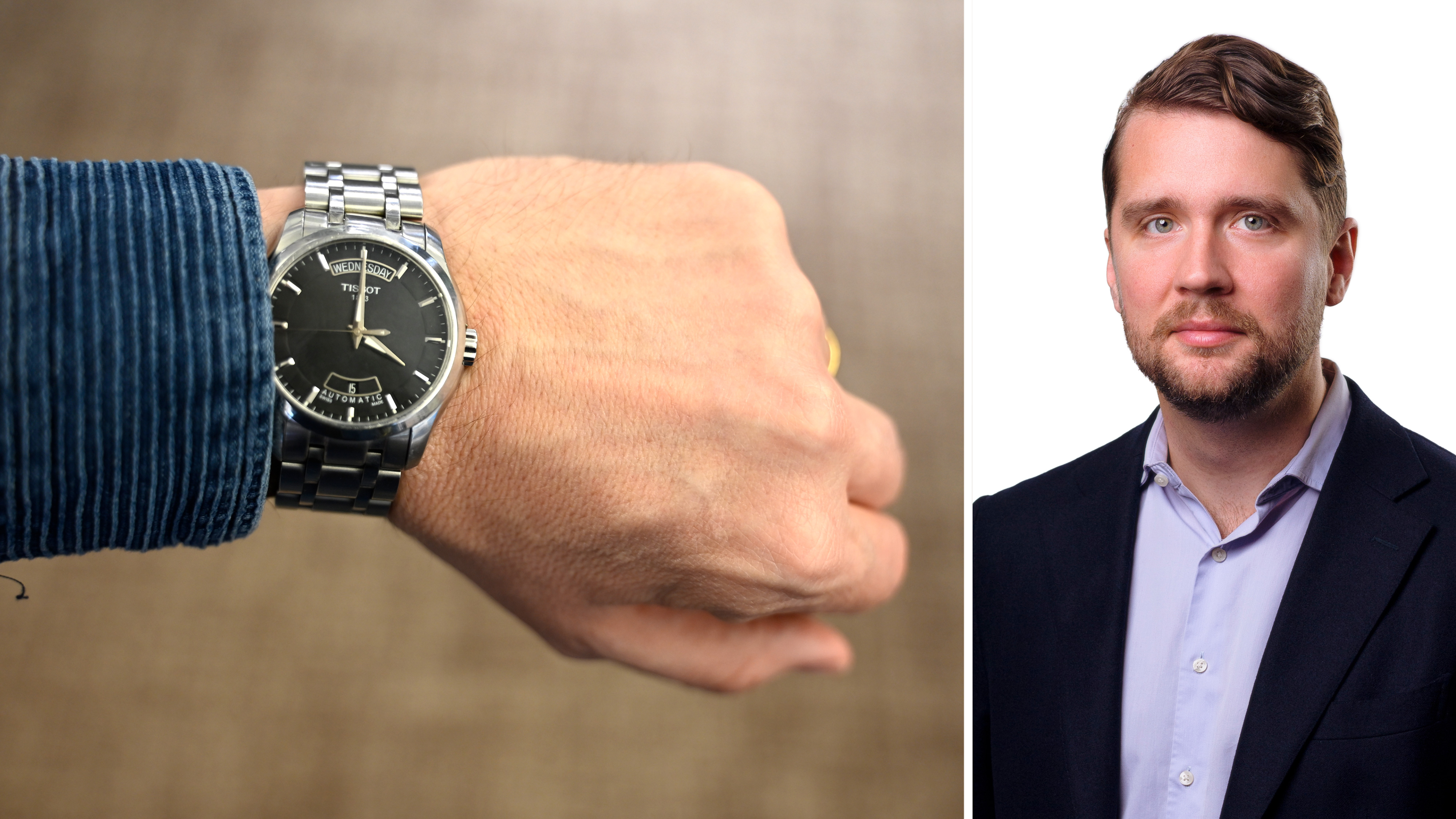 En person med ett armbandsur tittar på klockan; bredvid finns ett porträtt av en man i kavaj och ljusblå skjorta mot vit bakgrund.