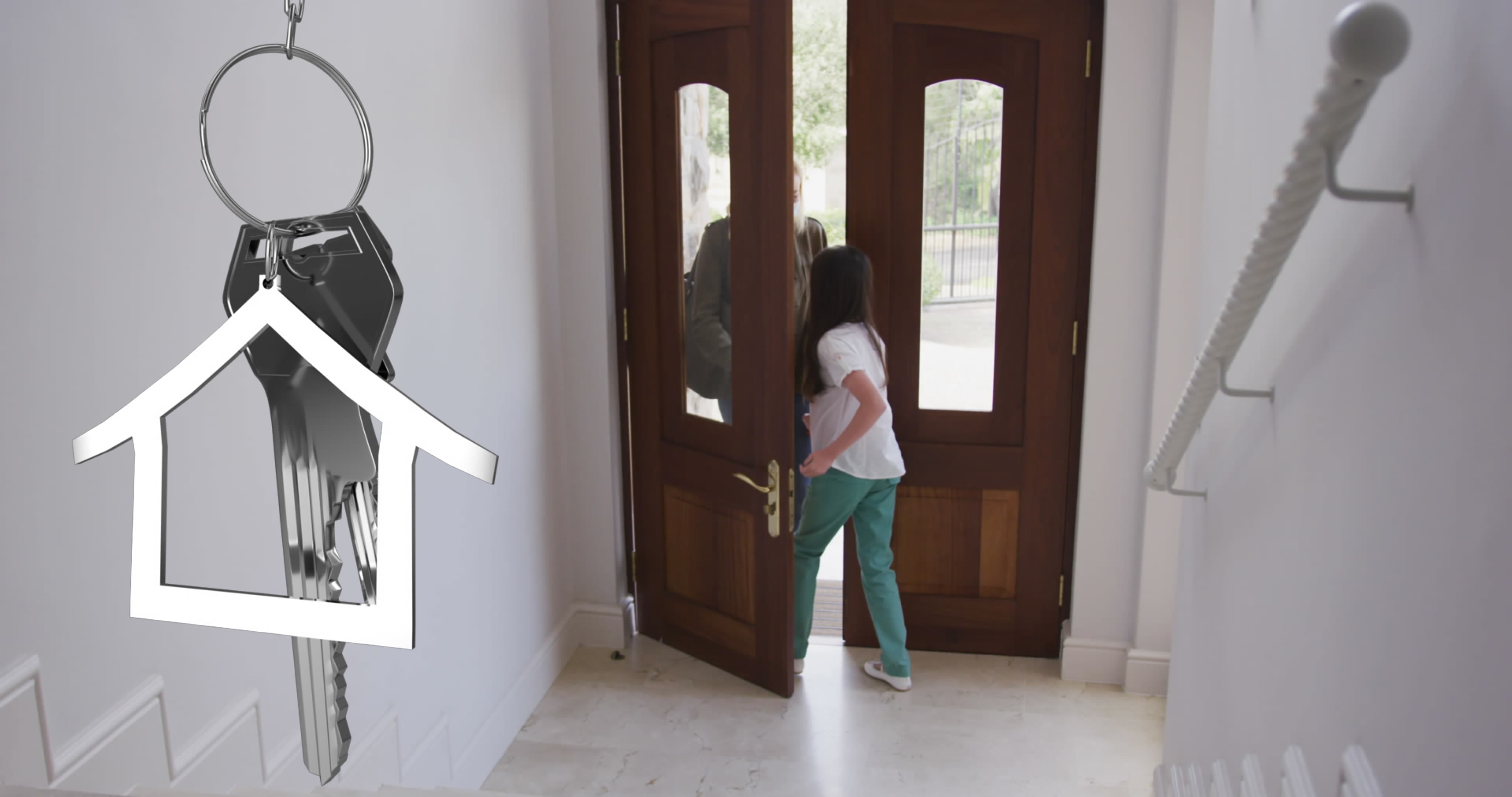 En person öppnar dubbla träddörrar för att lämna ett hus; en nyckelknippa med husikon och nycklar syns i förgrunden.