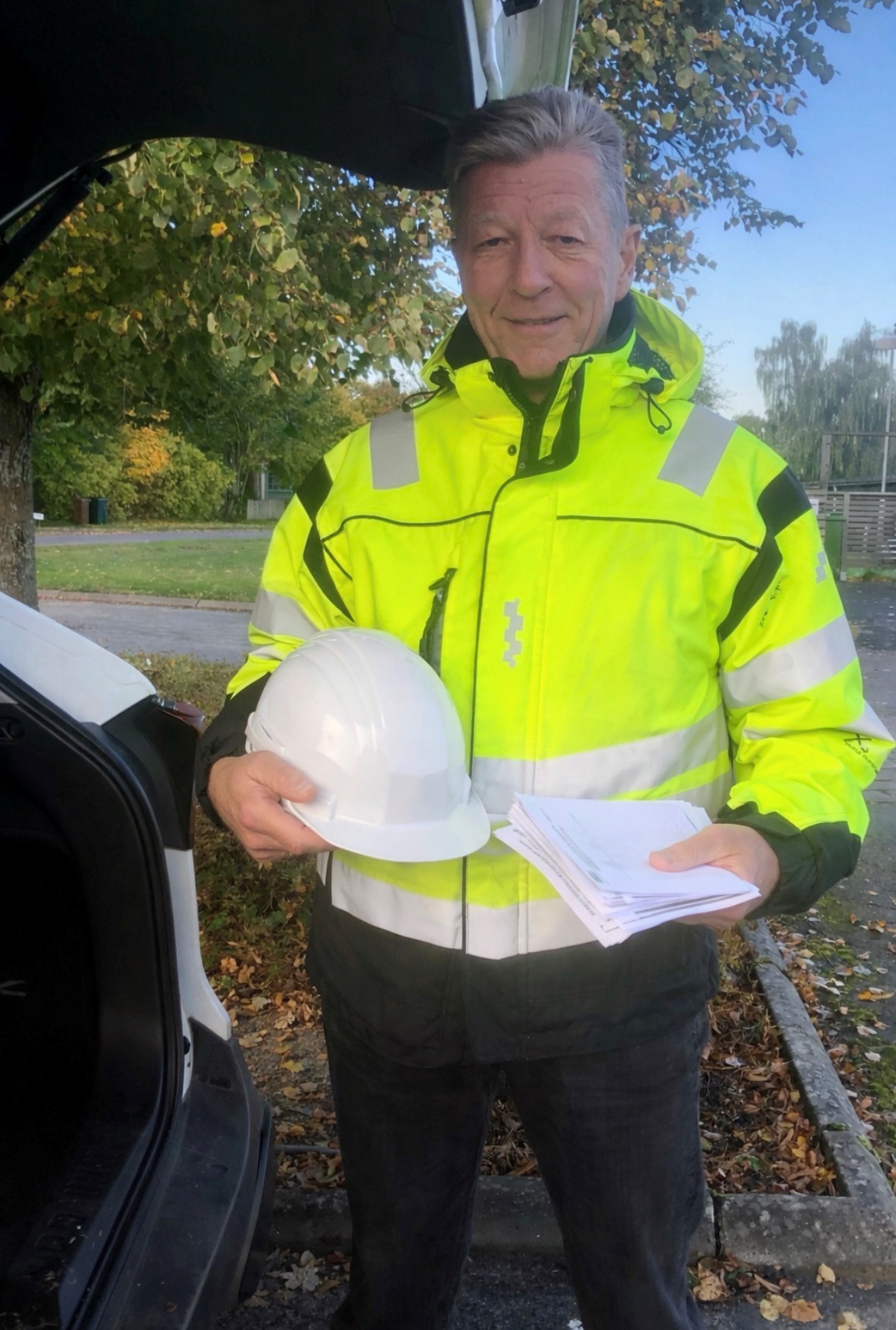 Sauli Ahoka i arbetskläder utomhus