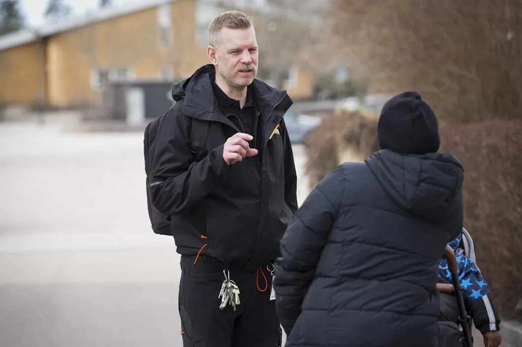 Michael Frey pratar med en annan person utanför.