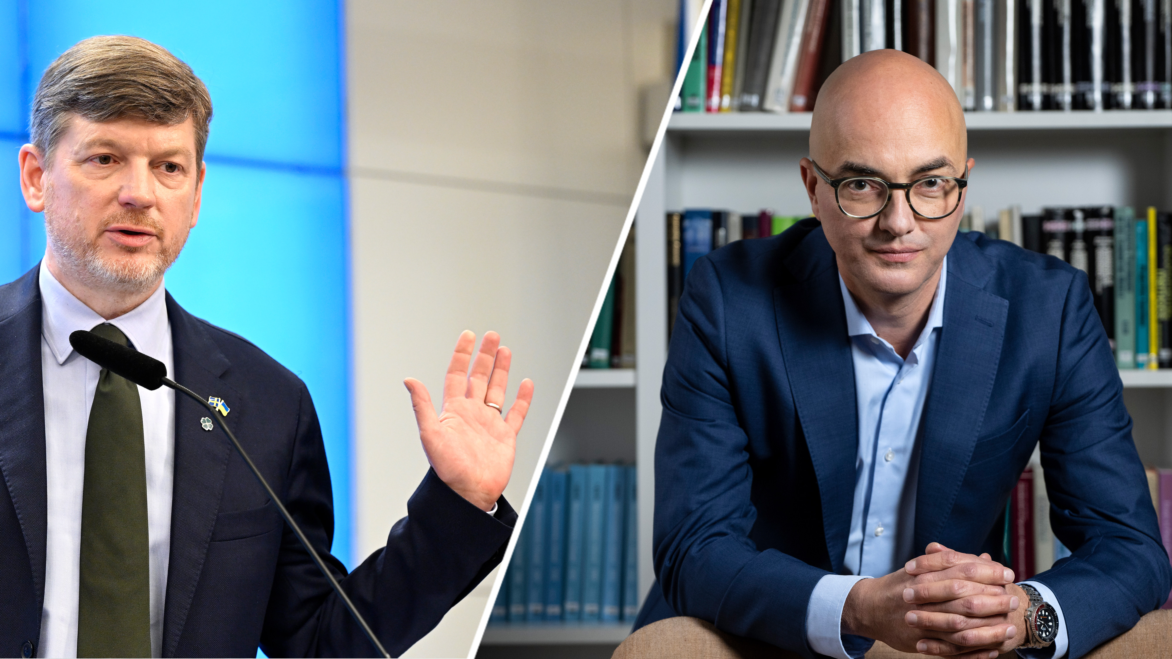 Två män i kostym. En person står vid podiet och räcker upp handen för att tala, medan den andra sitter framför en bokhylla och tittar på kameran.