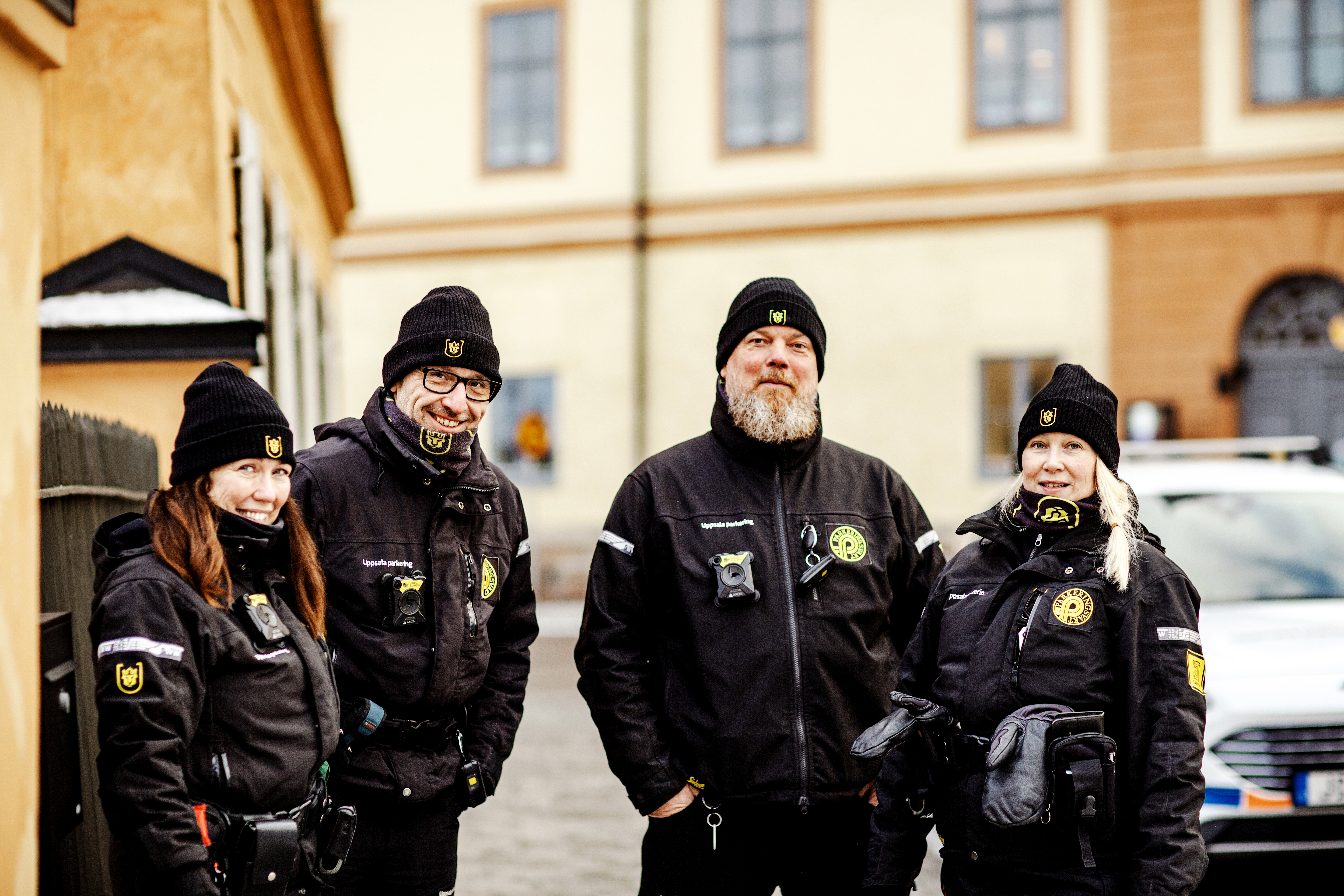 Gruppbild på parkeringsvakterna utomhus.