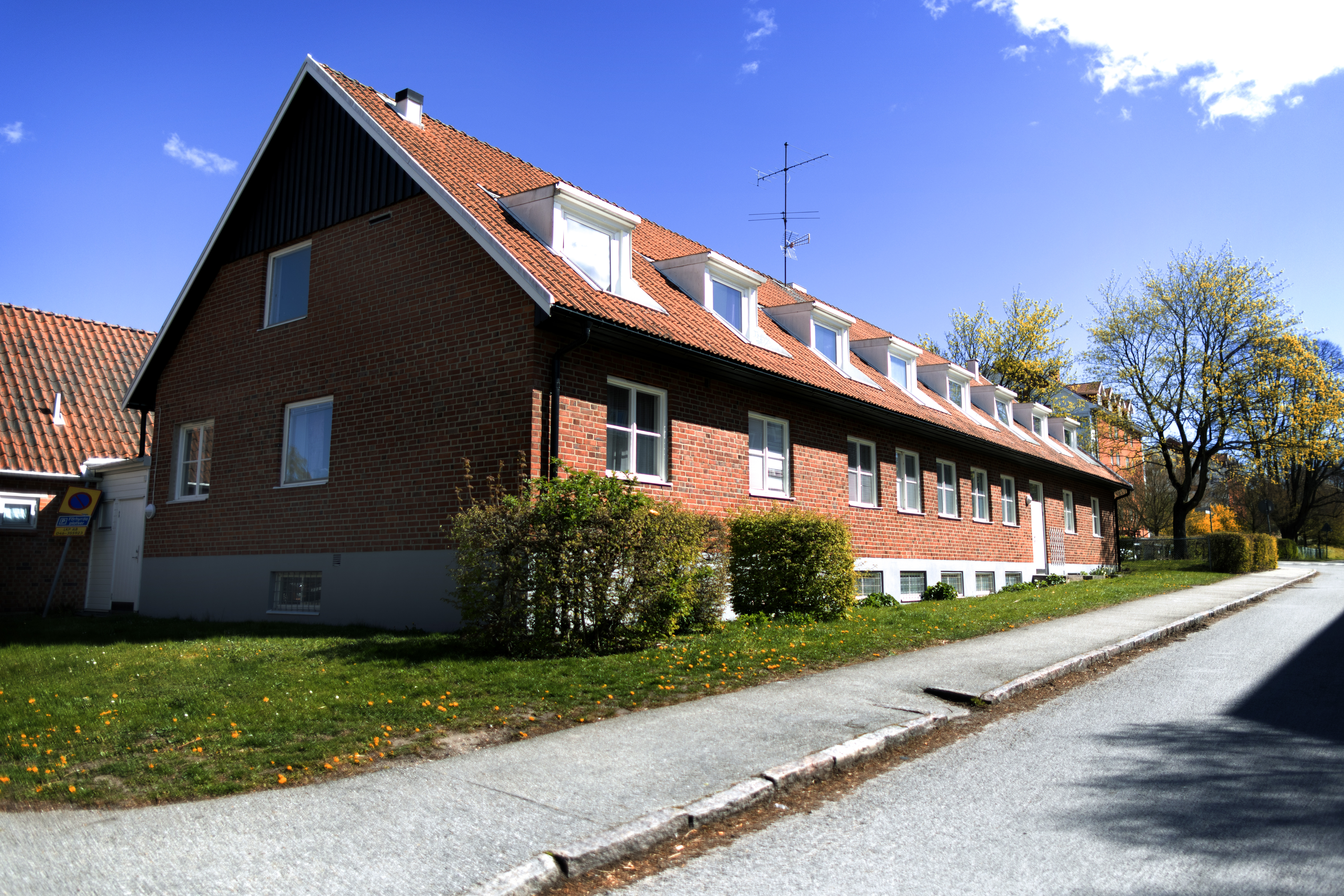 En gata med ett rött tegelhus.