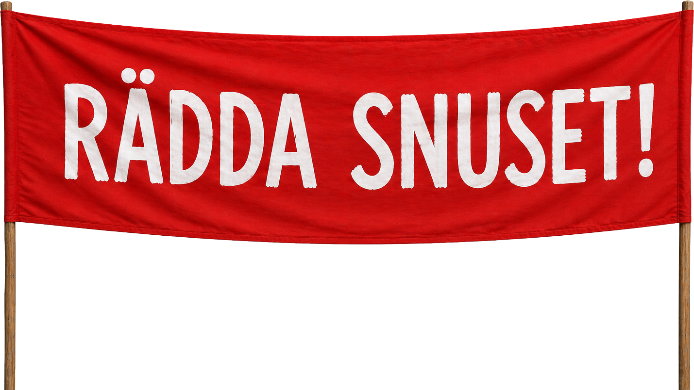 tyg med vita bokstäver "Spara snus!" Svenska för något upphängt mellan två träpelare.