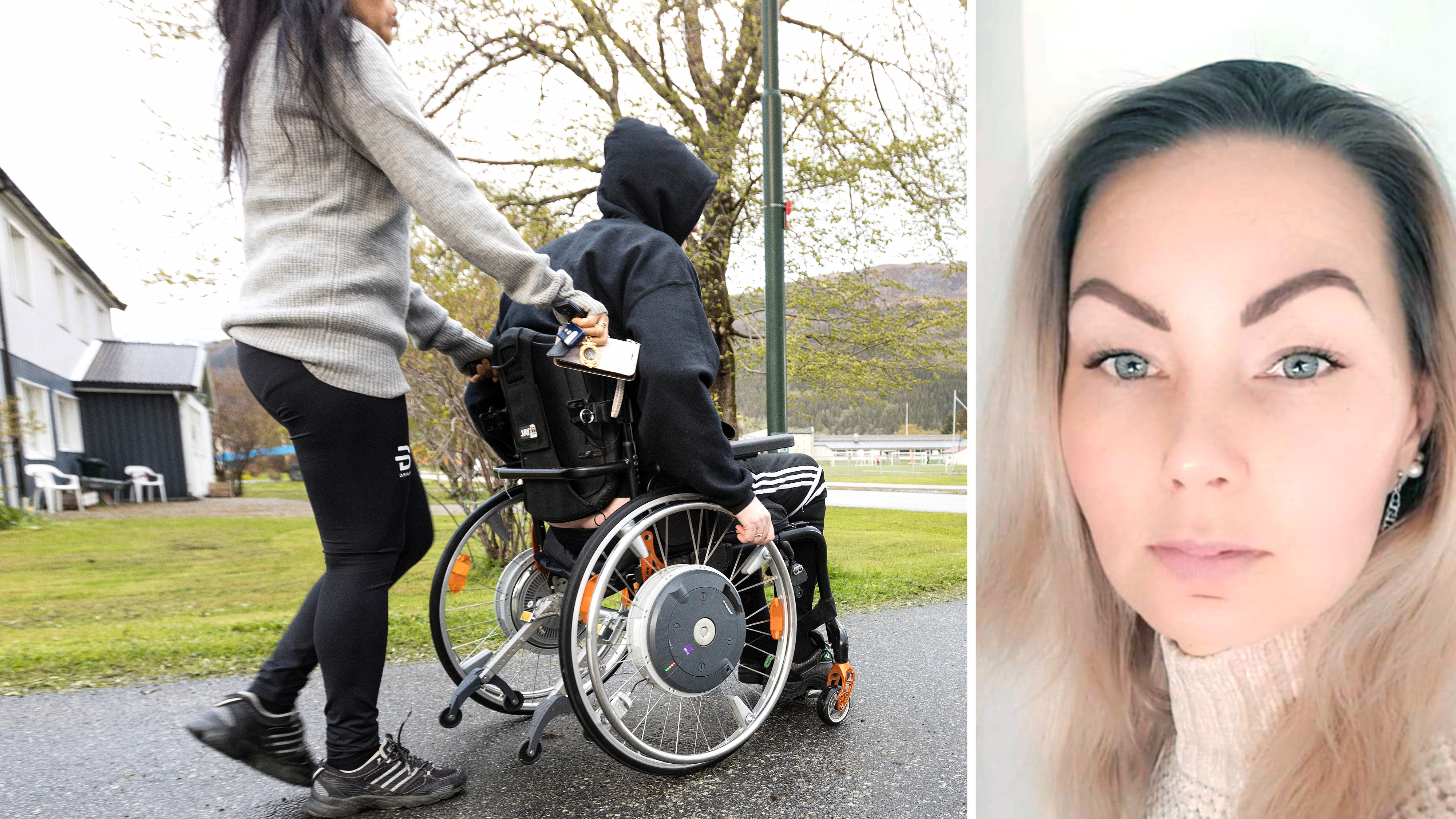 En person sitter i rullstol och skjuts av en annan person utomhus; bredvid finns ett porträtt av en kvinna med ljust hår och blå ögon.