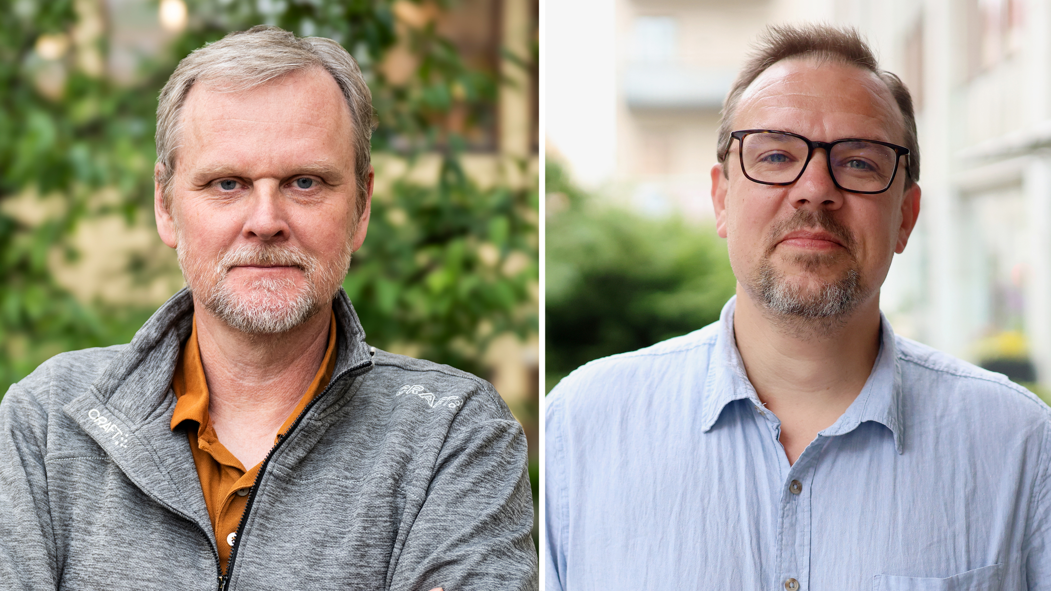 Två män står utomhus; mannen till vänster har en grå dragkedjetröja, mannen till höger har glasögon och ljusblå skjorta.