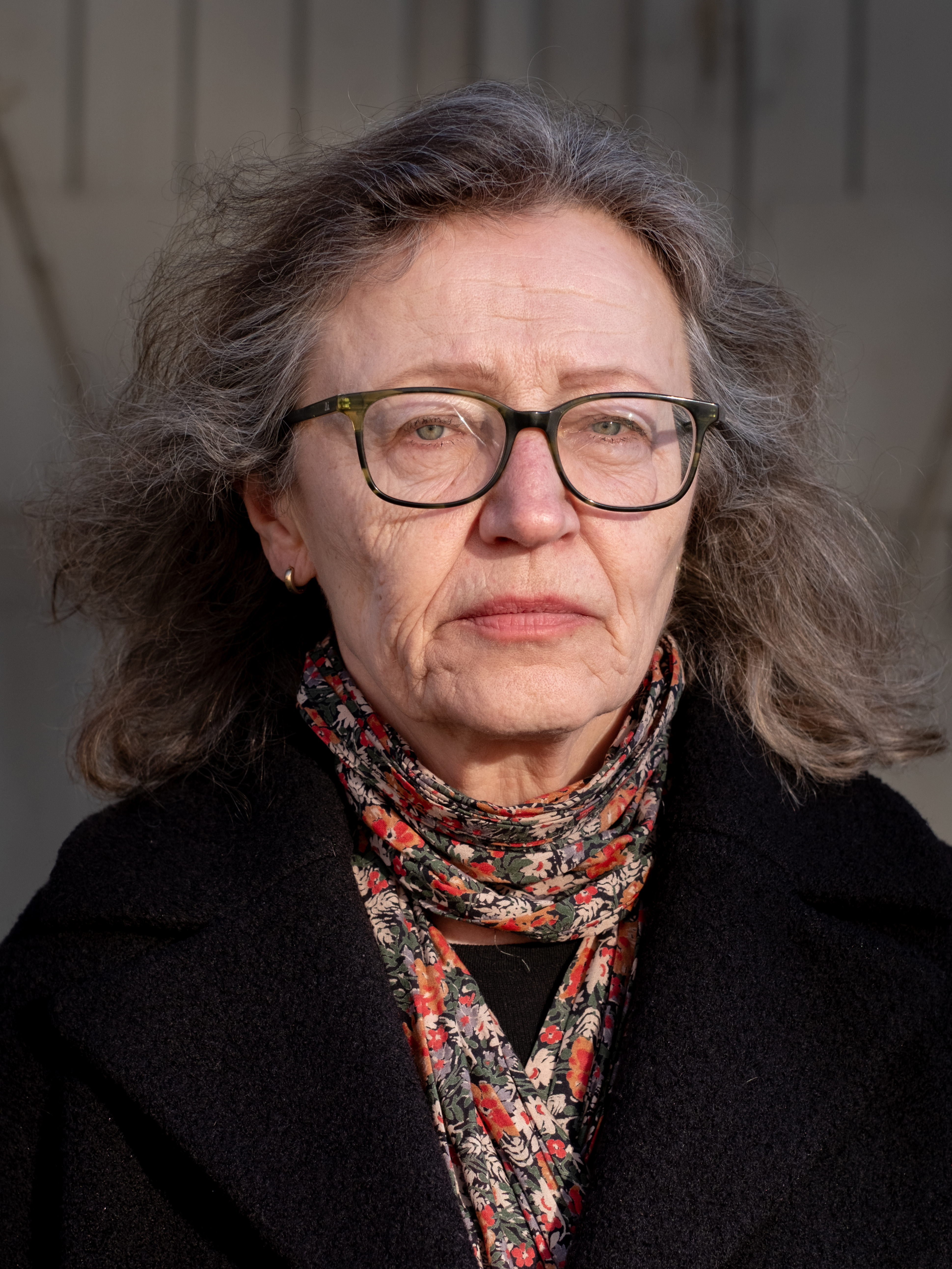 Porträtt på Alena Barzngi som är allvarlig och ser in i kameran.