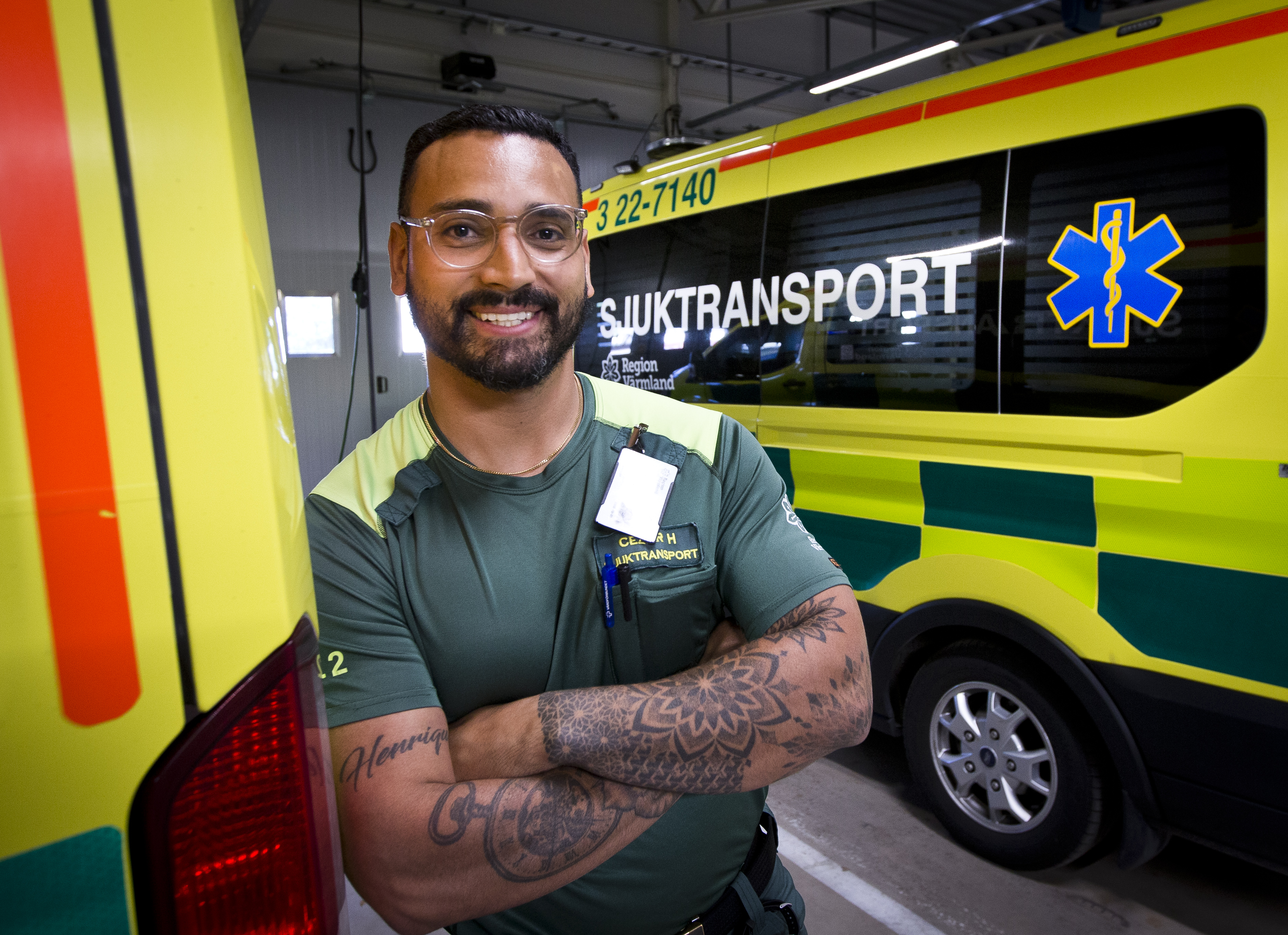 Cezar Pereira frqmför en sjuktransport i ett garage.