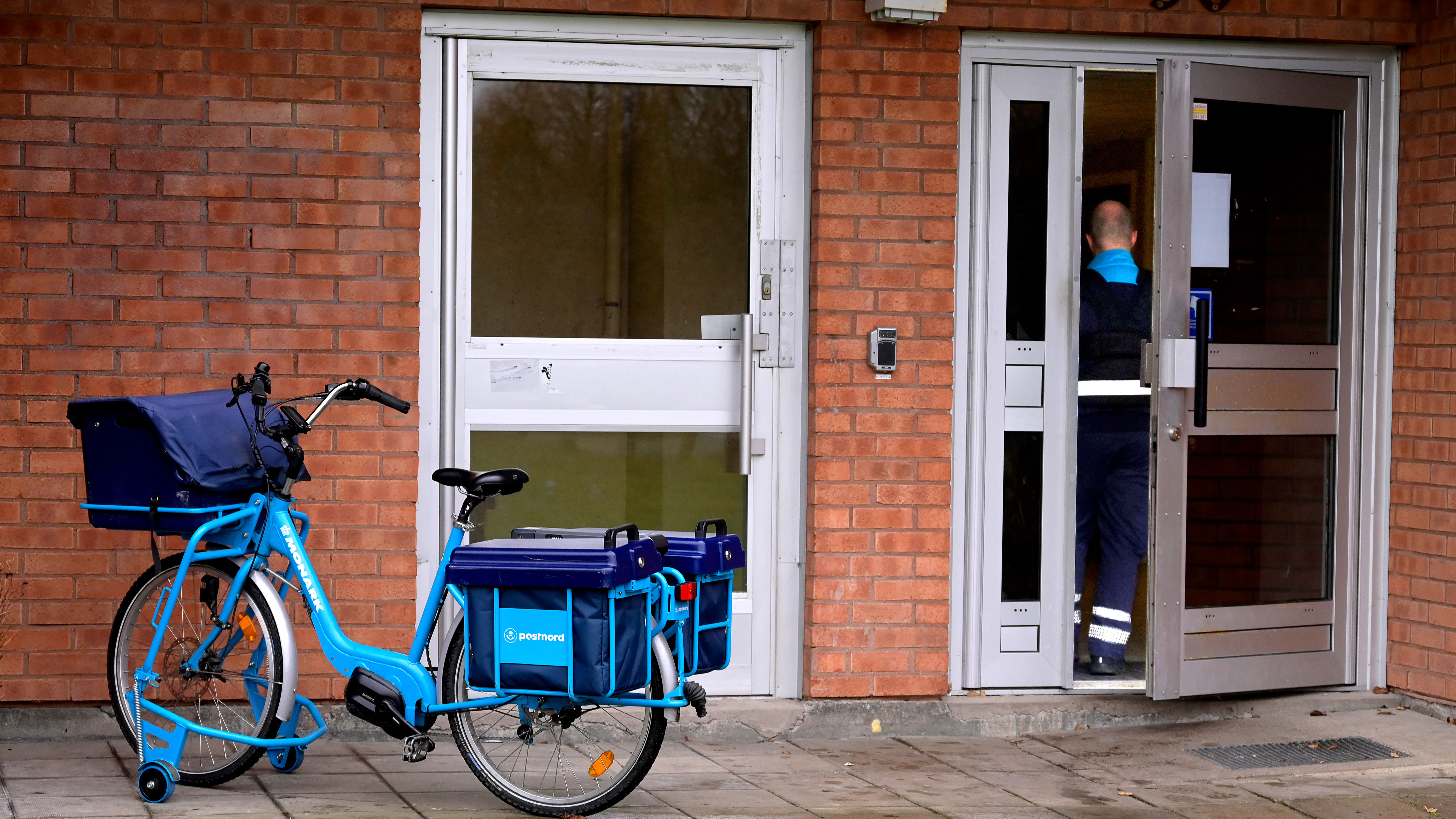 PostNord hotar med uppsägning av 80‑plus brevbärare i Stockholmsregionen utan körkort