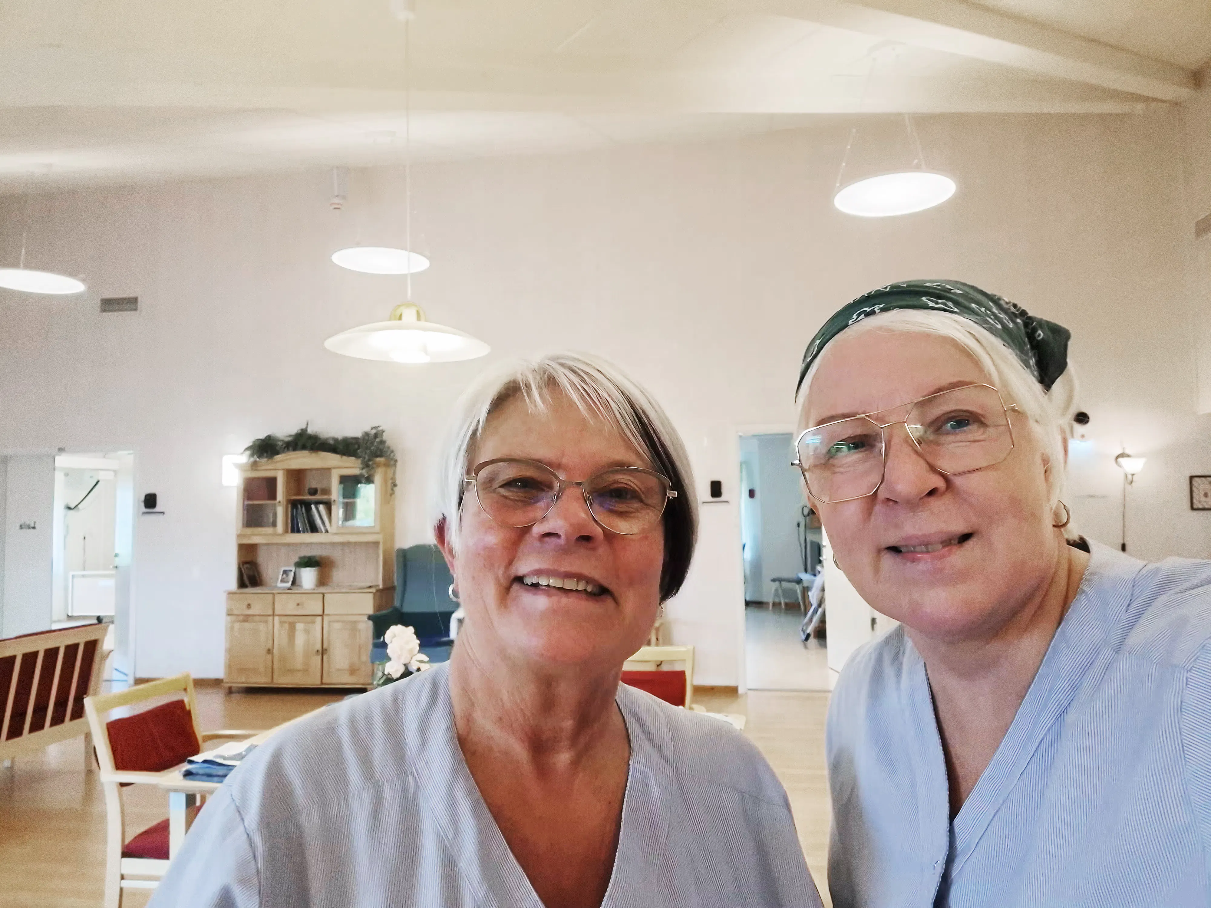 Viola Axelsson och Susanne Lantto inomhus.