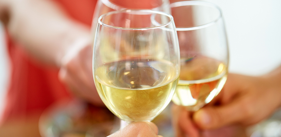 Bilden visar tre vinglas med vitt vin i.