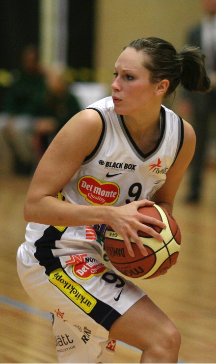 Anna Burman (då Höglund) spelar för Solna VIkings. 