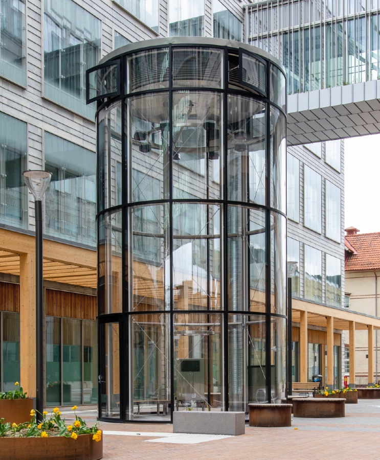 Konstverket Granens tid i Malmös nya sjukhusområdet.