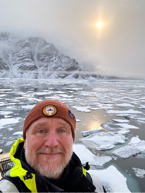 Läkaren Magnus Lundberg på isbrytaren Oden, norr om Grönland.