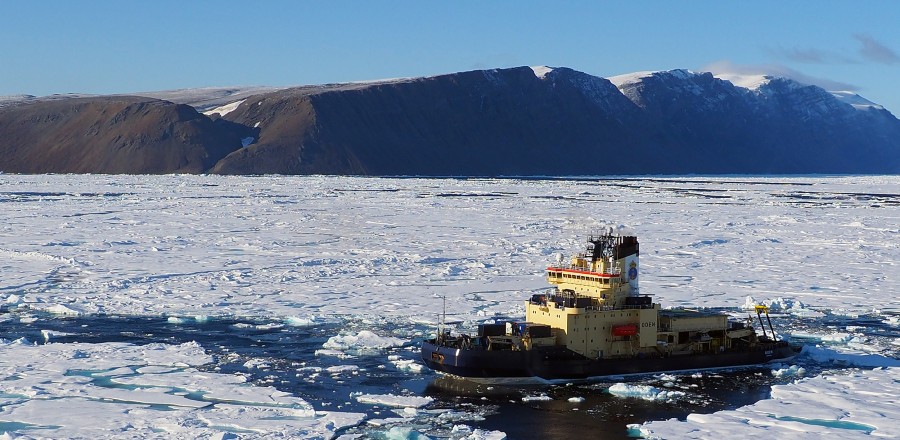 Isbrytaren Oden utanför Grönland.