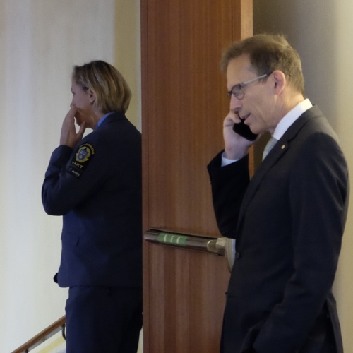 Nobelpriskommitténs Thomas Perlman i telefon med Nobelpristagare Victor Ambros