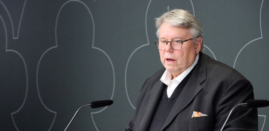 Mikael Öhrling presenterar utredningens förslag under en pressträff på Rosenbad. Foto: Regeringskansliet