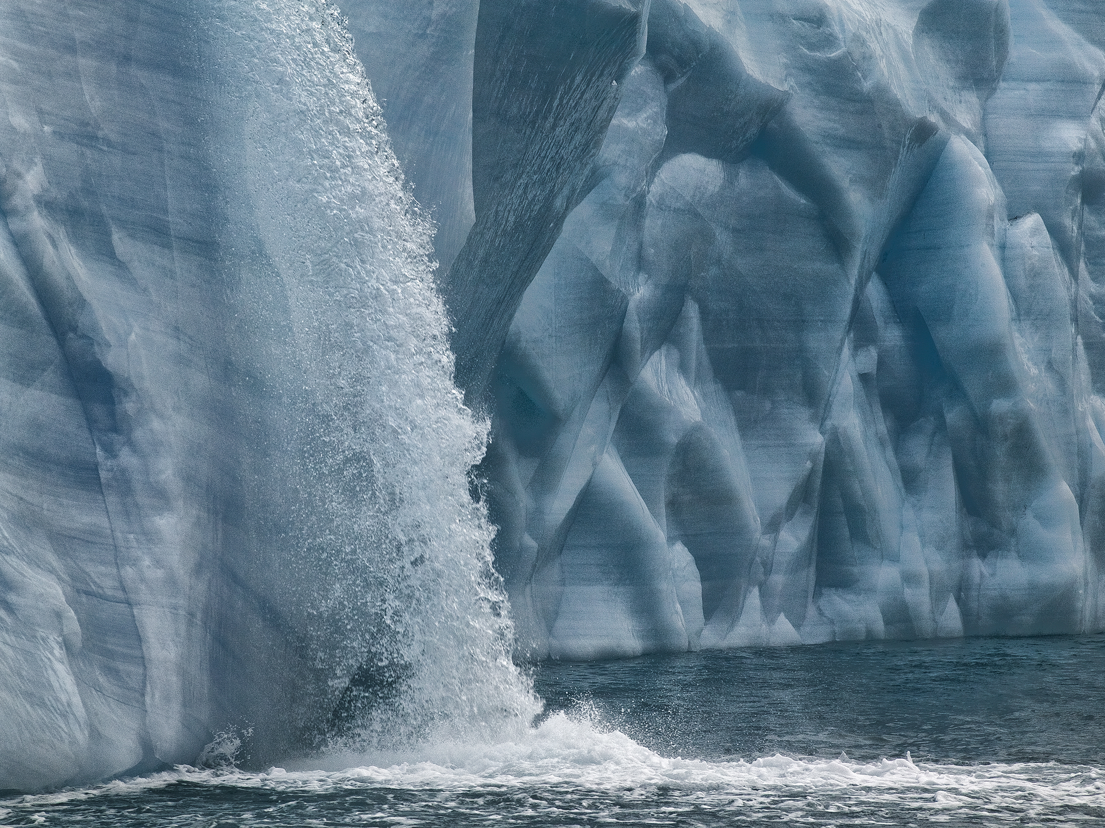 Vattenfall från glaciären Austfonna på Svalbard.