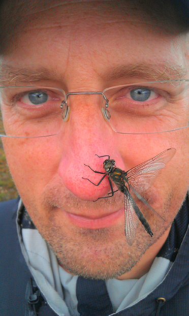 Magnus Billqvist med tundratrollslända. Foto: Pav Johnson