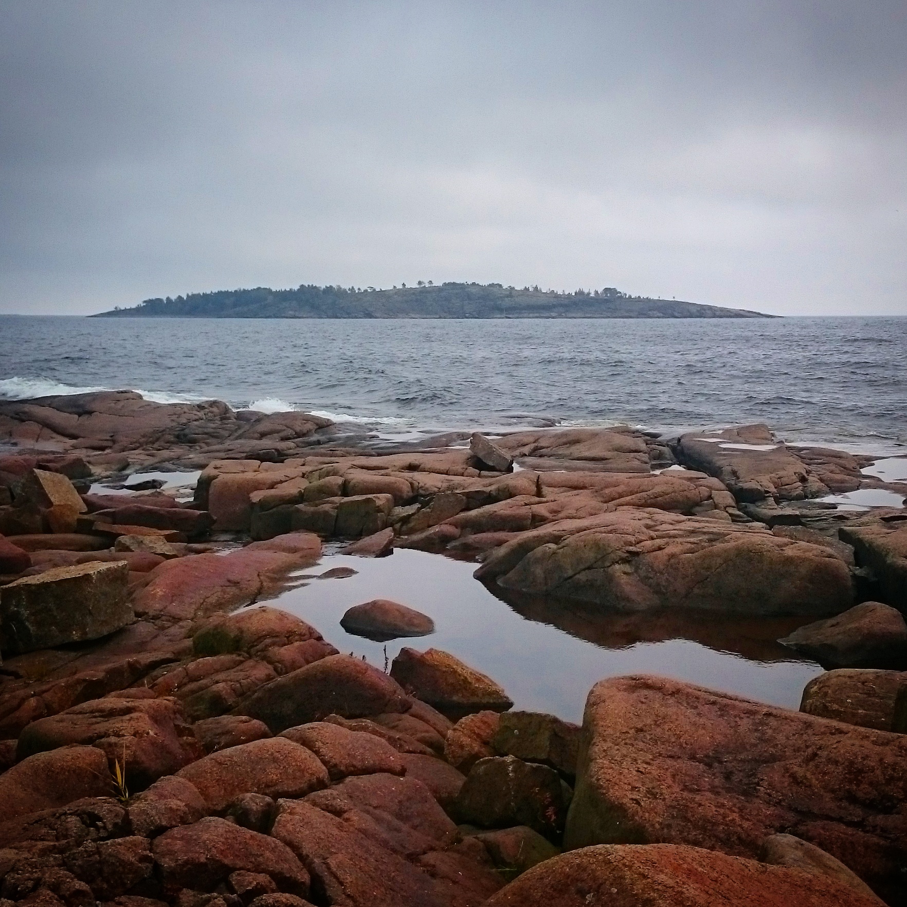 Det är dramat när vilda vågor möter land som fascinerar vid Rotsidan. Foto Mats Hellmark