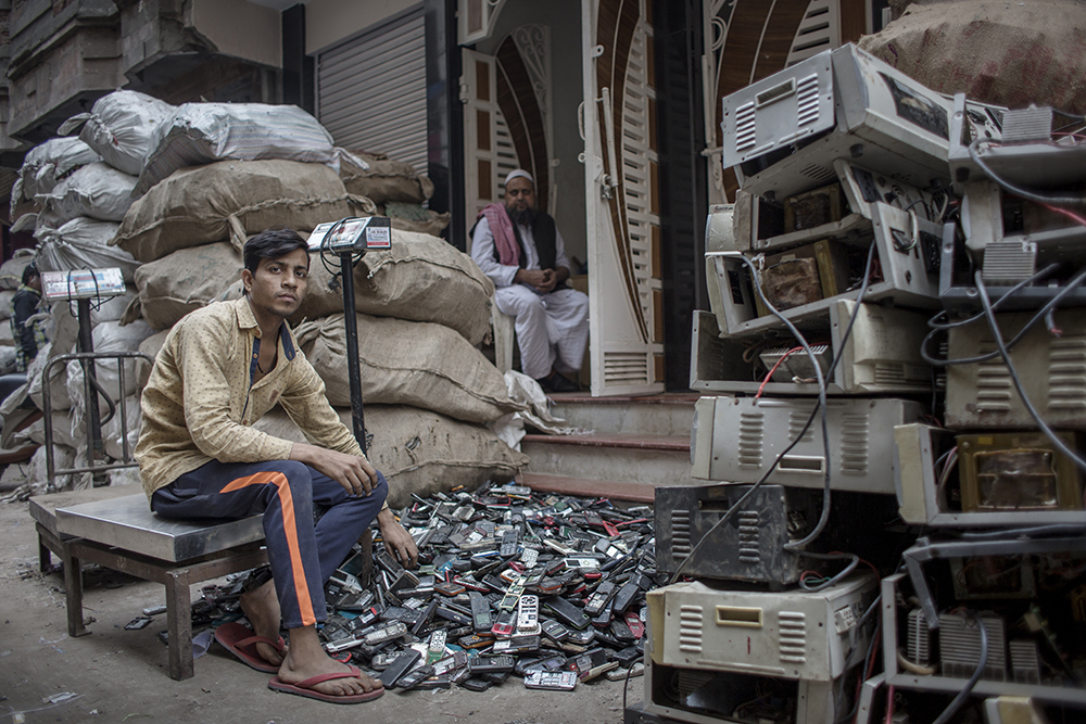 En del av mobiltelefonerna som återvinns i Sverige hamnar i Indien