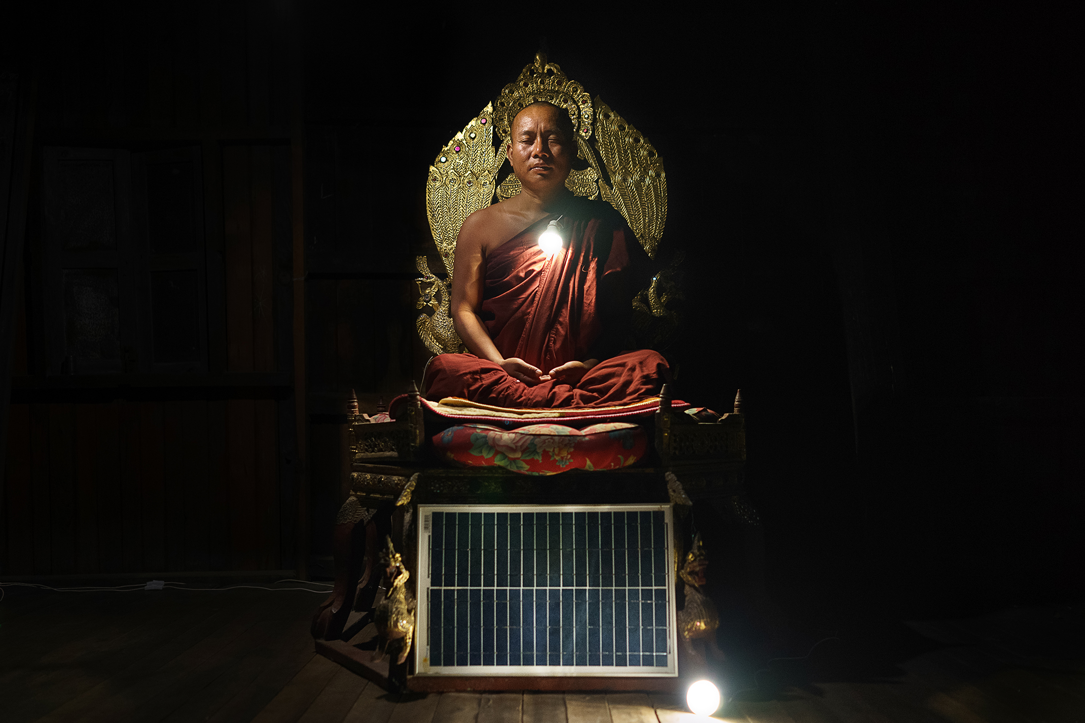 Prins Siddharta Gautama nådde insikt och upplysning och blev Buddha. Den buddistiska abboten U Ku Tha La i Nang Mal Khon Phoe Pyar-klostret i Burma nöjer sig tills vidare med att bli upplyst av solcellslampor.