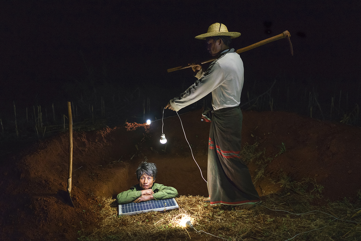 I solcellslampans sken. Byggarbetare gräver en latrin i burmesiska Pa Dan Kho nära gränsen mot Thailand.