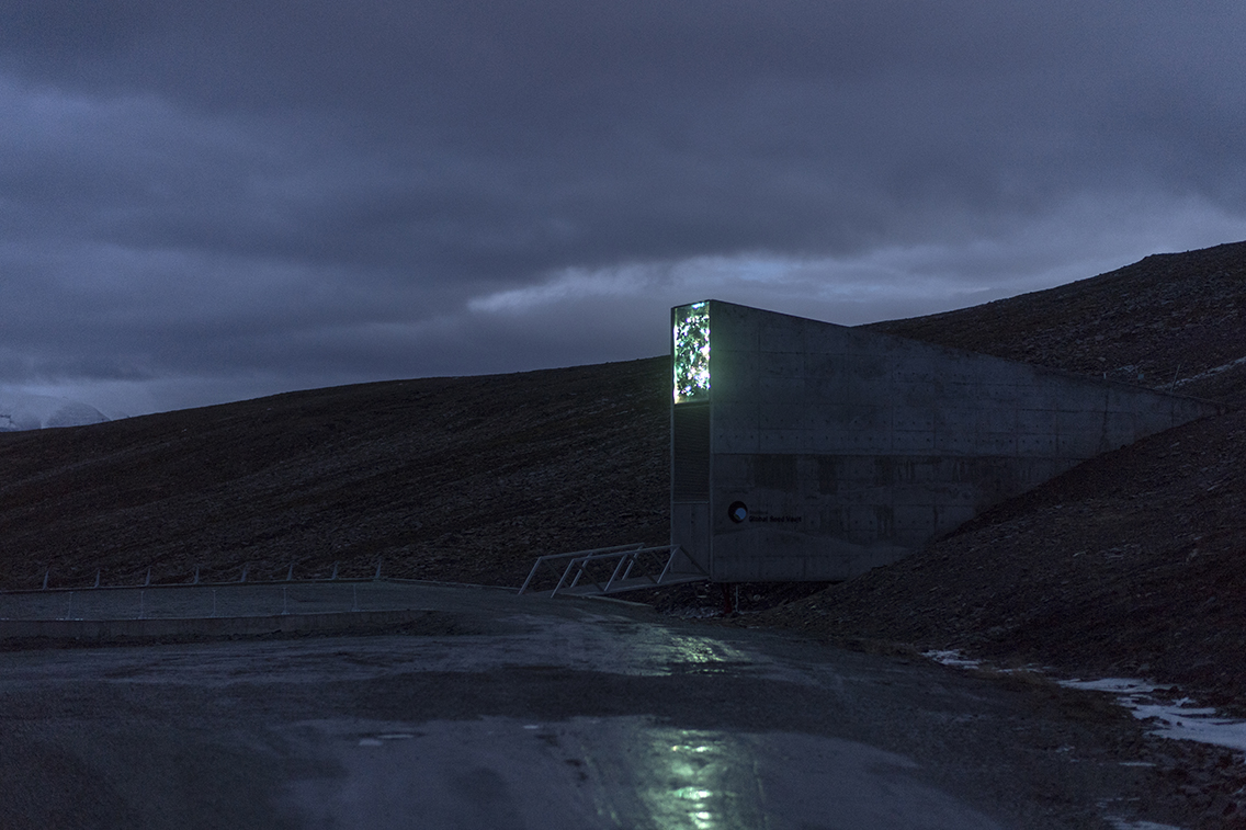 När skymningen faller lyses förvalvets entré upp av fiberoptiska kablar.