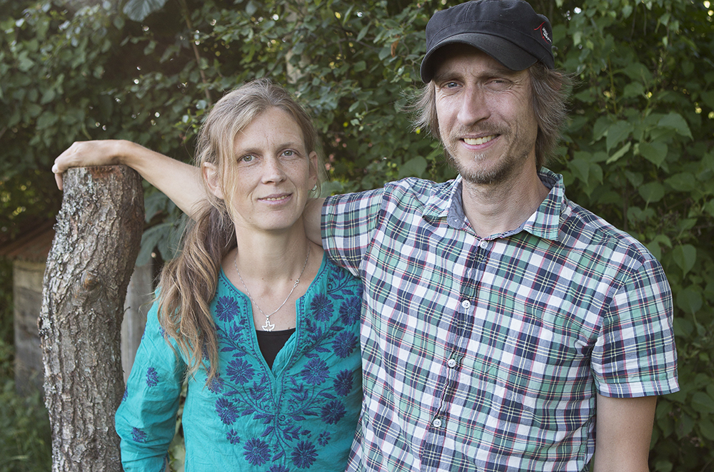 Ellen Nystedt och Niklas Johansson fokuserar på den biologiska mångfalden i sin trädgård.