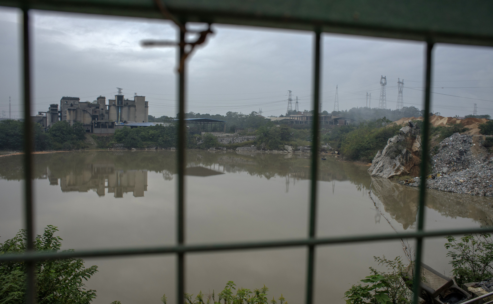 Driften vid cementfabriken har upphört men mycket föroreningar finns kvar.