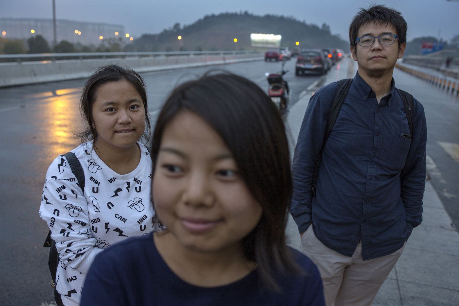 Gao Qun, Zhang Mengxin och Mao da från miljögruppen EAN hjälper drabbade i byarna. 