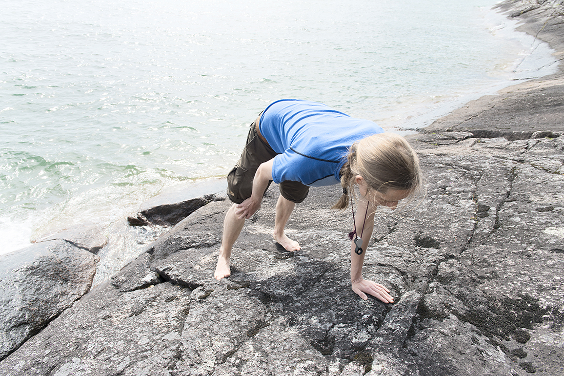Barfotainventering är ett bra sätt att känna in biotopen. Tårna förstår på ett djupare plan hur sydvända klippor växlar mellan knastertorka och slemhalka.