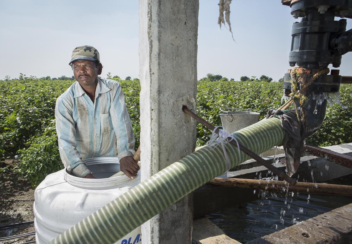 Varje år måste brunnen borras djupare eftersom grundvattnet sjunker.