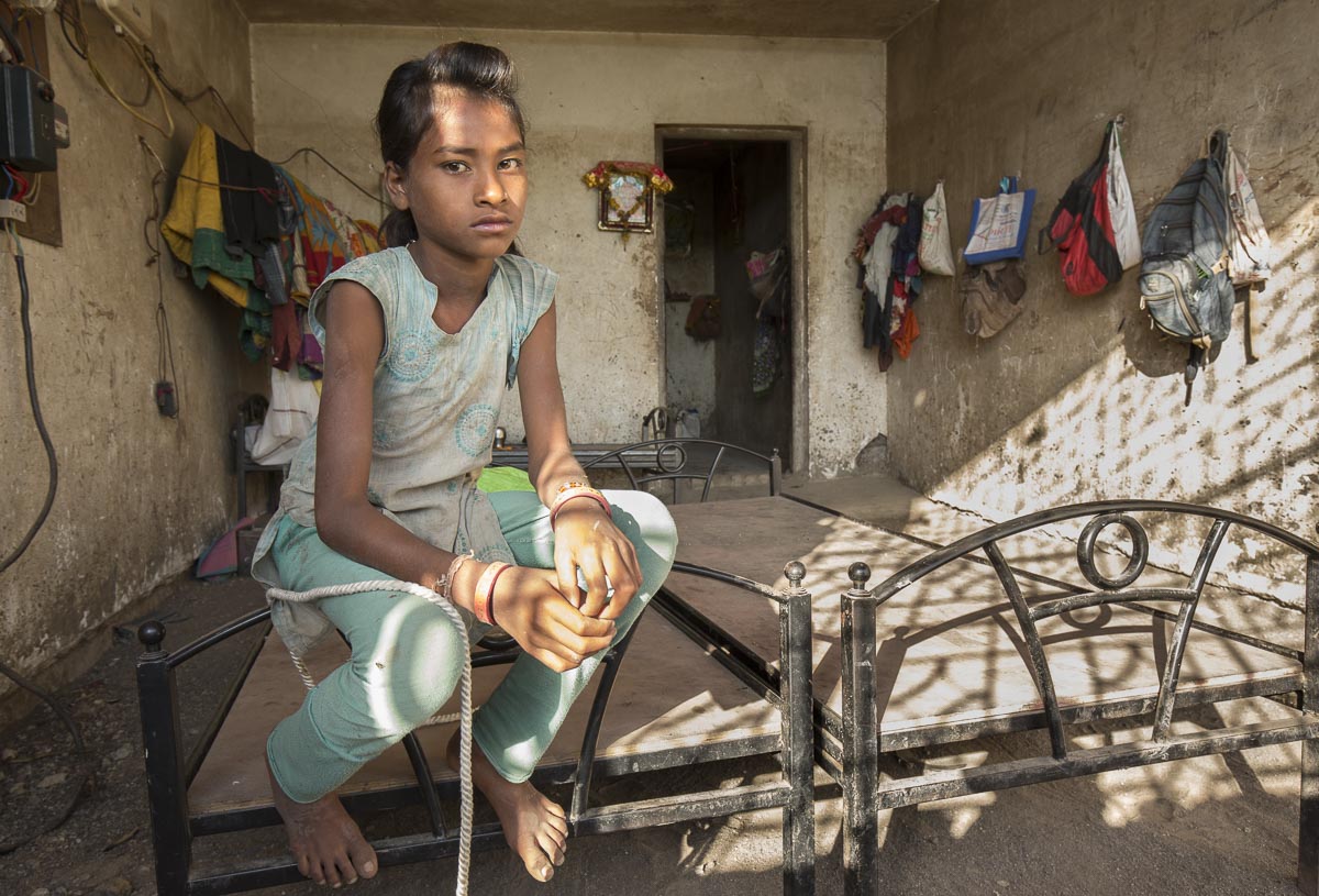 Rina Bhikval, 8 år, bor i bomullsfarmens stall tillsammans med sin familj. Nästa år har hennes pappa lovat att hon ska få gå i skola.