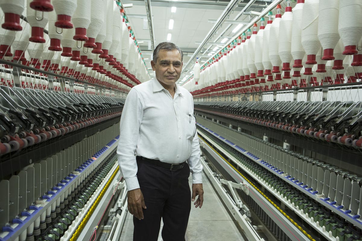 J. B. Chatrola är en av ägarna till det moderna spinneriet utanför Amreli. Investeringen kostade 90 miljoner kronor och han räknar med att lånet kan avskrivas på mindre än tio år.