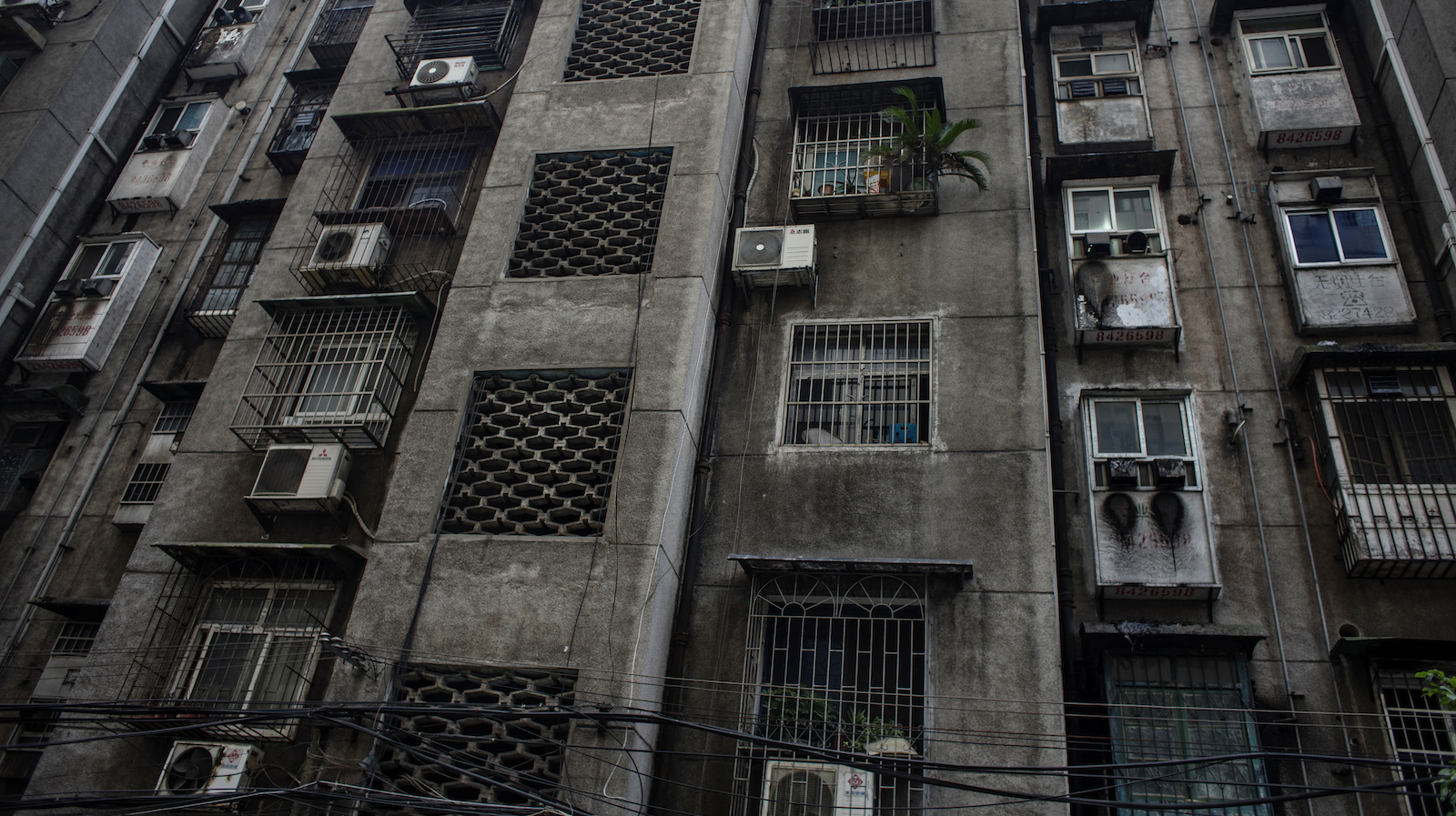 Husväggarna i staden är gråa av föroreningar.