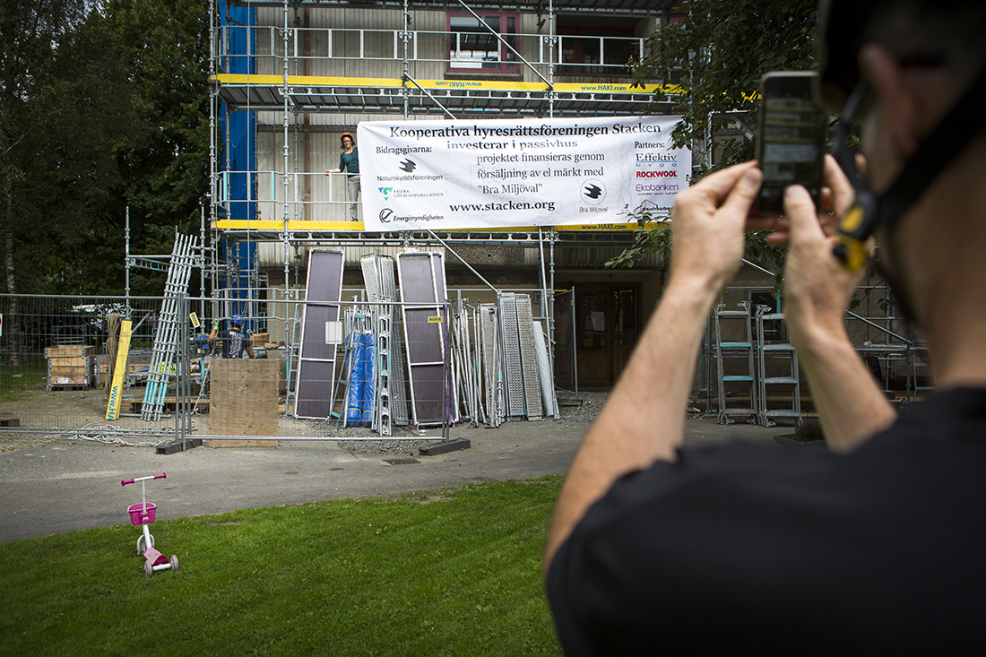 Solpaneler och nya fönster gör att kollektivhuset Stacken snart blir Sveriges mest energieffektiva flerfamiljshus.