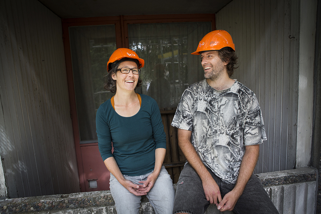 Kollektivhusmedlemmarna Nelli Pfeiffer och Zack Norwood kollar in montaget av solpaneler och är nöjda med vad de ser.