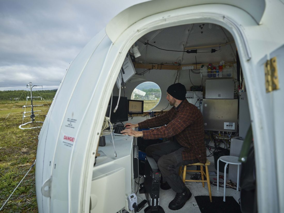 Niklas Rakos inuti forskningsstation