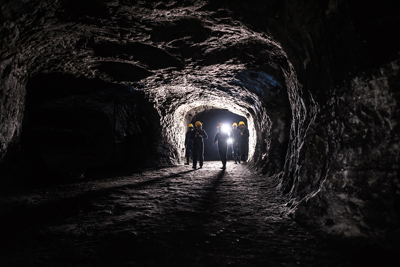 En grupp män i en gruva