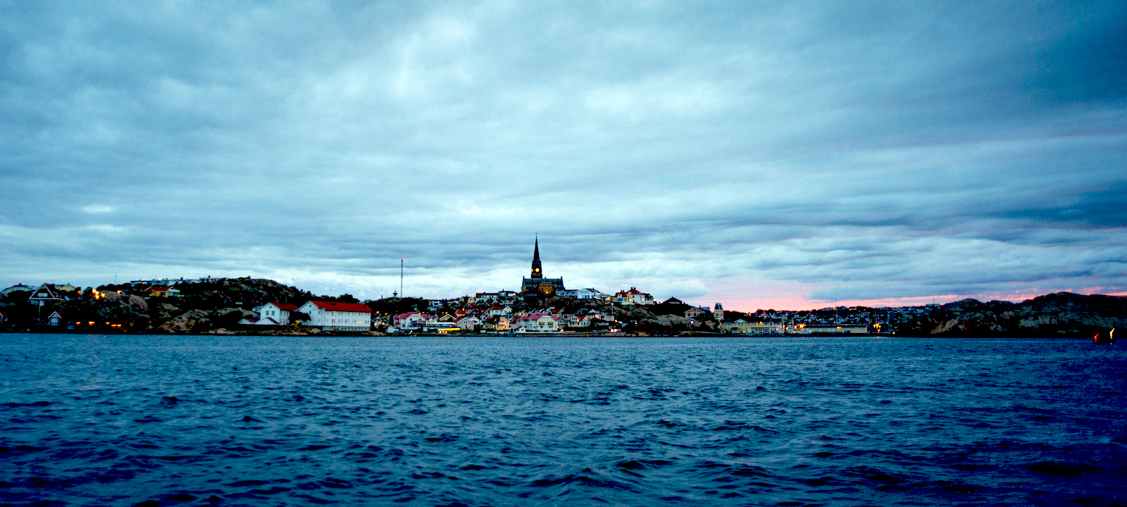 Lysekil i siluett mot solnedgången.