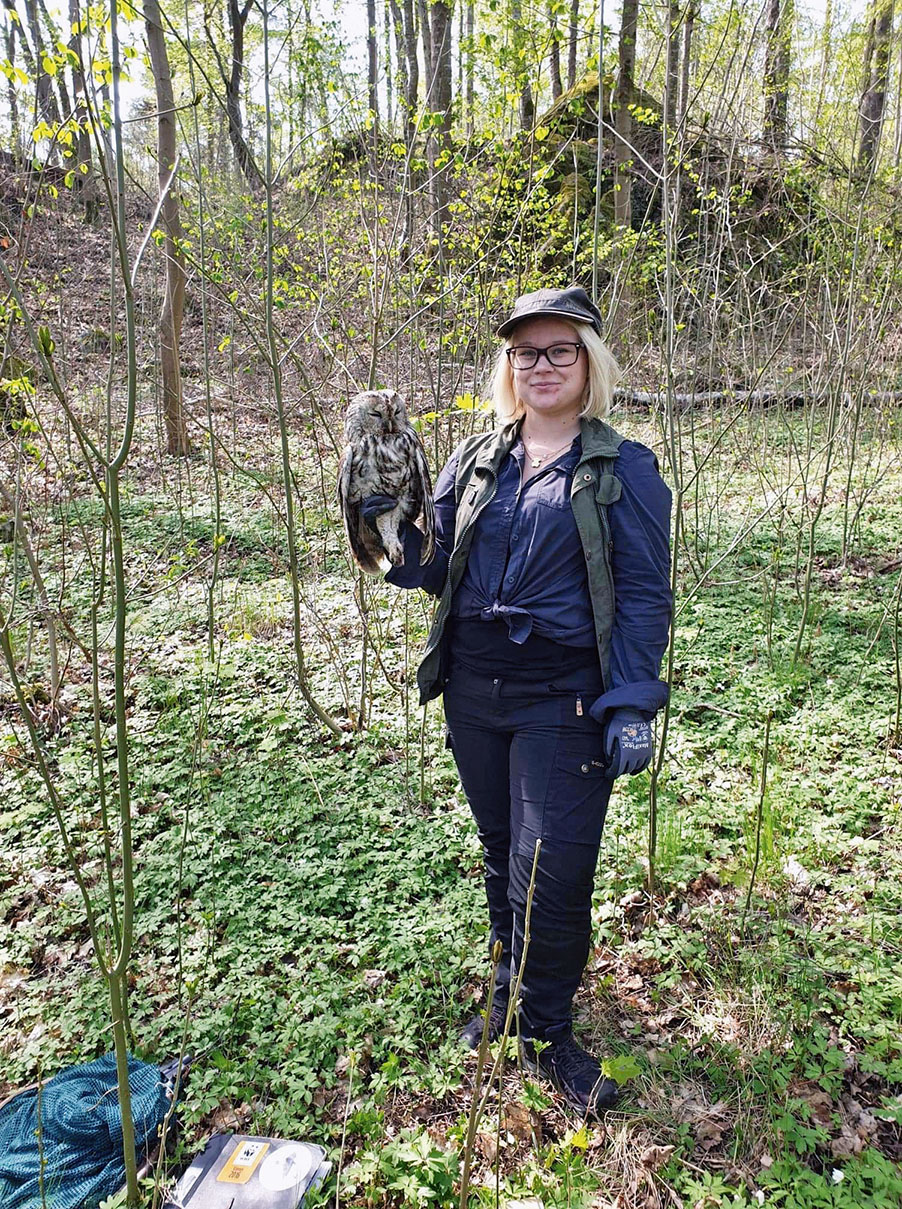 Kvinna med uggla i handen.