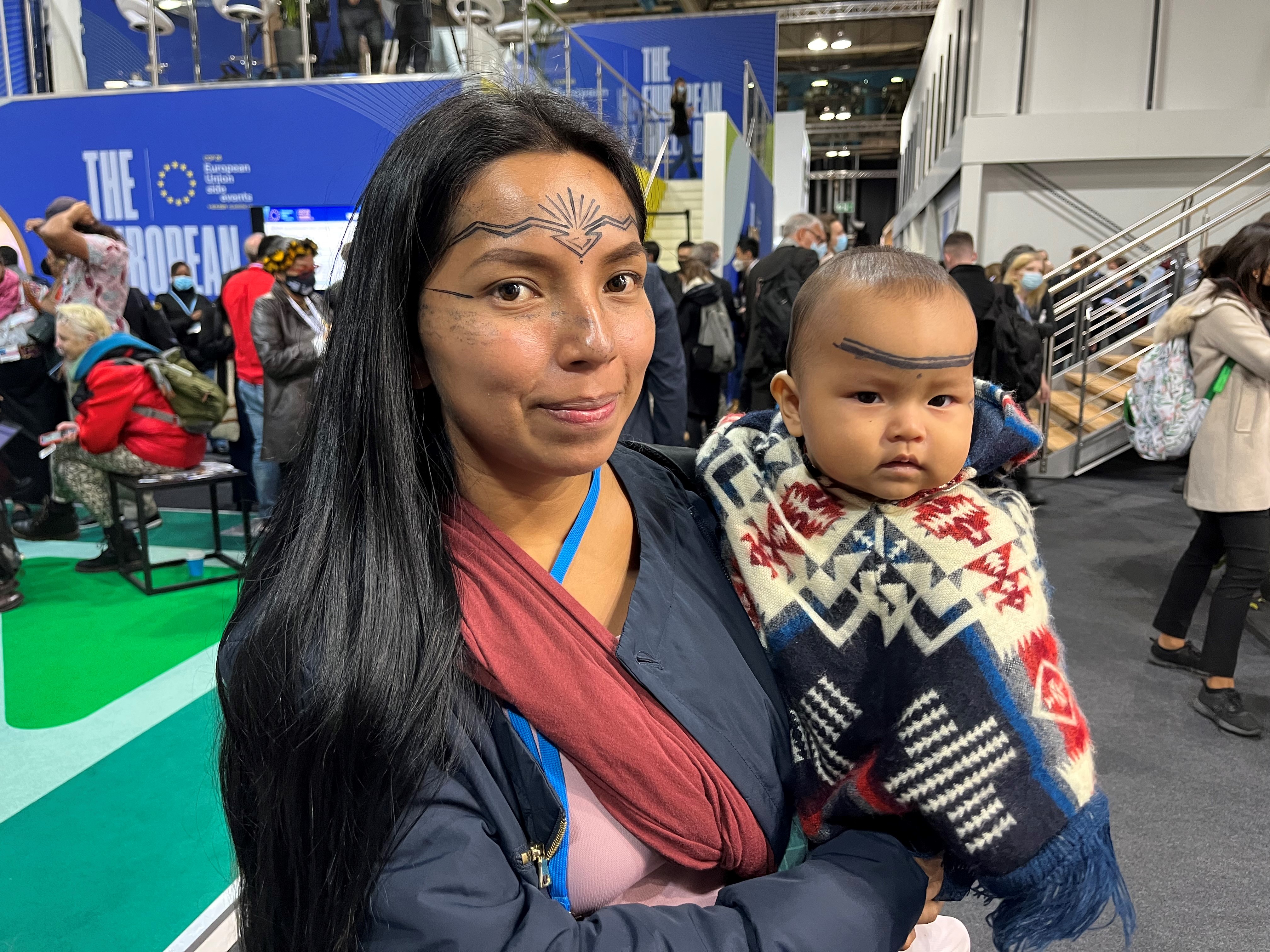 Unga kvinna med barn i famnen