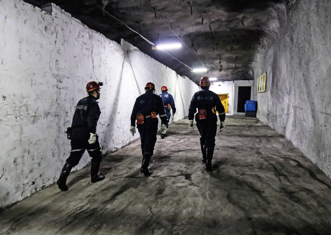 gruvarbetare i gruvgång