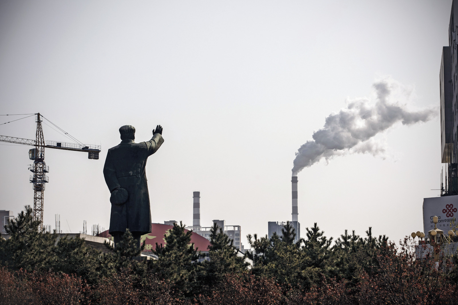 Staty vid skorstenar.