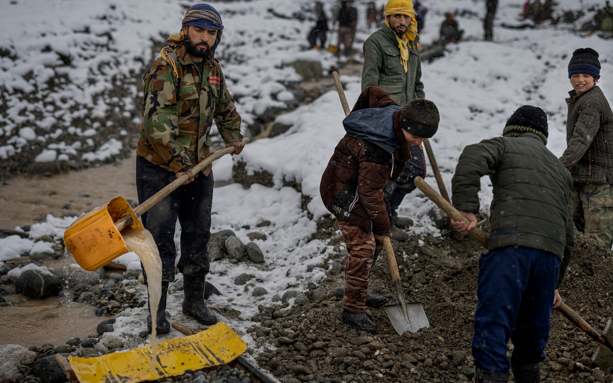 Män som skottar snö.