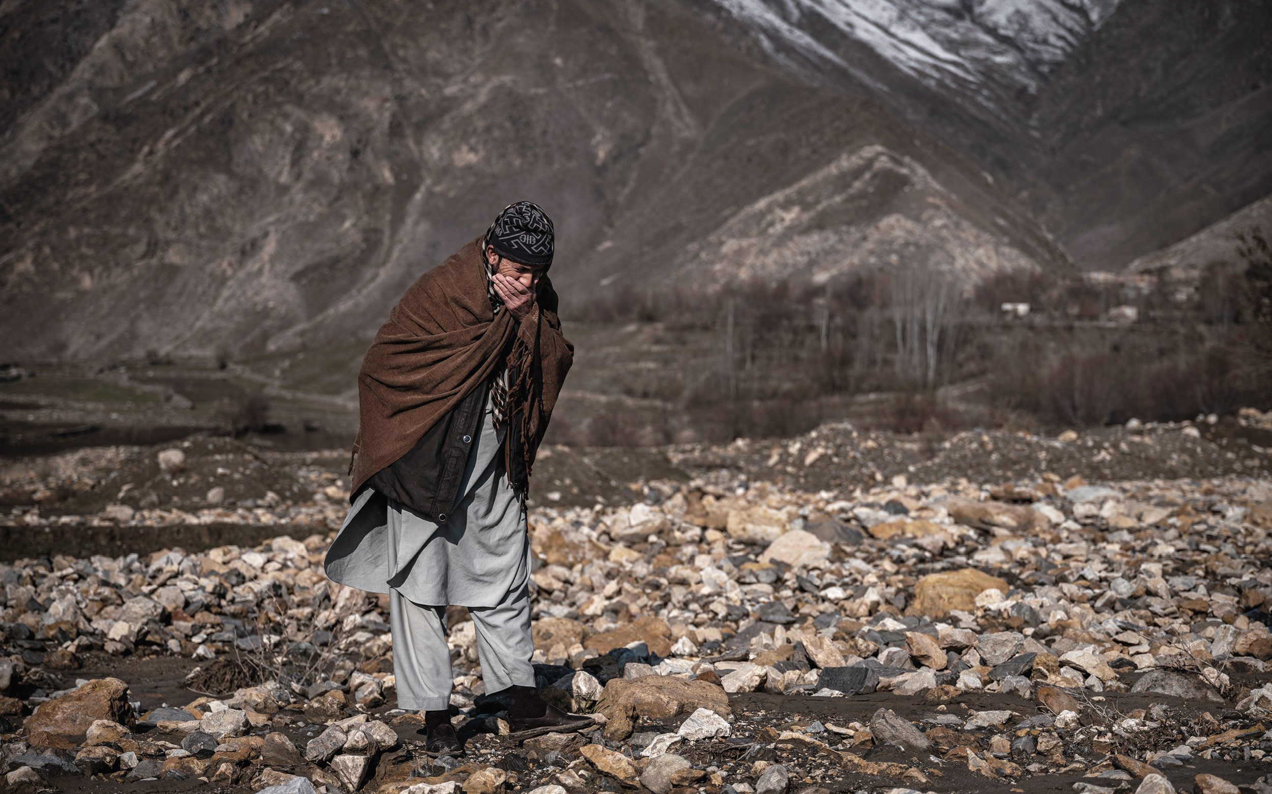 Gråtande man på fält